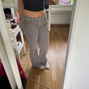 Lågmidjade manchester byxor - Skitsnygga lågmidjade manchester byxor. Storlek 42 men passar mig som har 36/38. Pris kan diskuteras