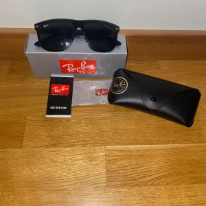 Rayban boyfriend Svarta - Säljer nu dessa Rayban boyfriend som är finaste skicka. Nypris dessa ca 1300 och jag lägger ut dessa för 899. Skriva vid funderingar 