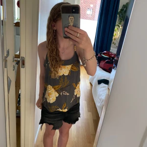 blommigt somrigt linne - så gulligt linne från Vero Moda💕strl S med justerbara band💕