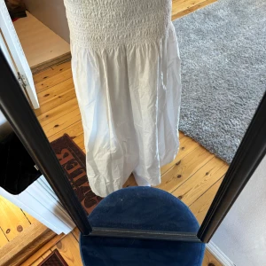Lång kjol - En fin lång kjol i bra skick. Säljes pågrund av ingen användning.