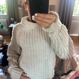 Stickad tröja  - Super snygg stickad tröja! Perfekt till sommaren eller nu till när skolan börjar. 