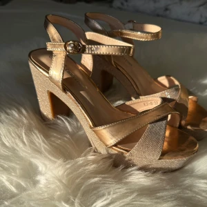 Roseguld klackar  - Rose guld klackar i bra skick 