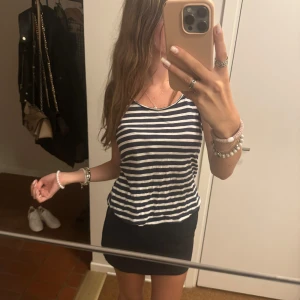 Topp - En fin randig topp som ej kommer till användning, köptes på second hand, skulle tro att den är från M-L om man vill att den ska sitta tight 