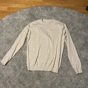 Säljer denna tröja från Kappahl, den är beige och storlek M. Skriv vid frågor! Tröjan är som ny och har bara använt nån gång. Nypris: 399 mitt pris: 250