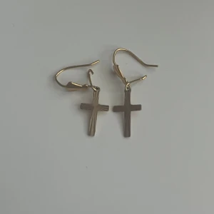 Örhängen små kors - Örhängen guld färg, 