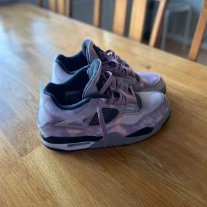 Air Jordan 4  - Säljer dessa populära och unika skorna. Riktigt snygga och passar till nästan alla kläder