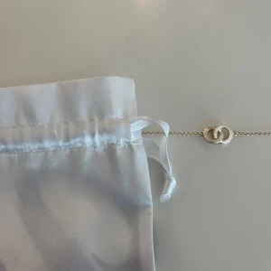 Q Scandinavia armband - Fint och oanvänt armband från Q Scandinavia i äkta silver. Köpt på guldfynd för 549 kr men det har ej kommit till användning därför säljer jag! Så gulligt och med en liten diamant på ringarna! Bara att skriva i dm om du har frågor eller funderingar💕