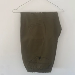 Très bien camogröna byxor - Säljer ett par camogröna Très bien byxor från deras everywearkollektion i sz 50 (sitter som 46-48, har drawstrings för att justera midjan). Helt nya, aldrig använda.