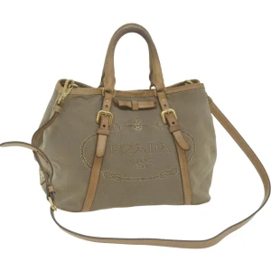 Prada väska - Vacker Prada-väska. Lämplig för alla tillfällen. Plats för PC och böcker.