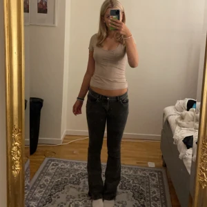 lågmidjade jeans - lågmidjade jeans, färgen är urtvättad svart. Säljer pågrund av att dom inte kommer t användning. Pris kan diskuteras vid snabb affär💕