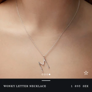 Maria Nilsdotter halsband - Säljer mitt superfina halsband Wonky Letter i bokstaven F i längd 45 cm 💖I väldigt bra skick!