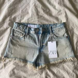 Ett par snygga och trendiga jeans shorts från zara. Har aldrig använt och är i ny skick. Säljer dem då de inte passade mig . Skriv om du har några frågor 💕