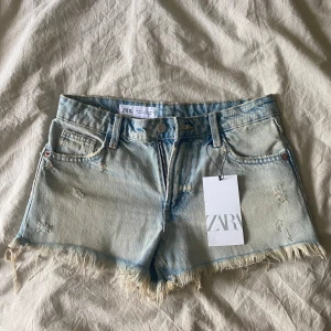 Zara jeans shorts  - Ett par snygga och trendiga jeans shorts från zara. Har aldrig använt och är i ny skick. Säljer dem då de inte passade mig . Skriv om du har några frågor 💕