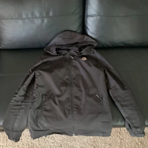 Moncler vindjacka  - Moncler vindjacka med qr code Skick: 7/10 Storlek: S/M Säljer pågrund av att jag vuxit ur den. Pris kan diskuteras vid snabb affär.  