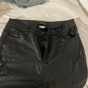 Skinn byxor i storlek xs🥰 - Skinnbyxor i storlek xs. Väldigt fina och snyggt med skinnbyxor. Lite slitage som du kanske ser om du tittar noga på rumpan men de syns inte så tydligt.🥰 kommer tyvärr inte ihåg märket