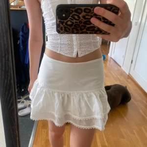 Vit zara kjol - Säljer denna söta kjol från zara i storlek 38, den är liten i storleken så skulle säga att den är mer som en 36❣️Helt ny aldrig använd!🥰