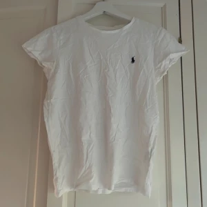 Ralp lauren tröja - Har nån små fläck på framsidan som säkert går att få bort i tvätten, inget jag har provat då jag inte använder tröjan, annars i super bra skick, den är i storlek M men passar även S  Äkta, på bilden är den skrynklig men kan såklart stryka om de önsks