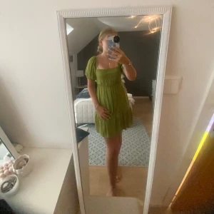 Klänning med öppen rygg - Klänning med öppen rygg från  pull & bear Knappt använd Bra skick  Strlk S/M För referens är jag mellan 160-165 cm Pris kan diskuteras  