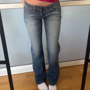 Lågmidjade Bootcut jeans  - Lågmidjade Bootcut jeans från only. Innerbenslängd: 80midjemått:37 stretch till 41. Slitna&smutsiga längst ner därav priset. men inget som syns om jeansen är lite för långa för en. köp sker via köp nu, jag postar inom 24h. Kvar tills markerad såld❗️