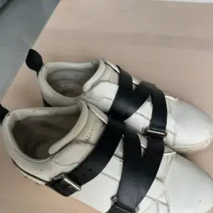 Läder sneakers från Valentino med fräcka detaljer i storlek 38!