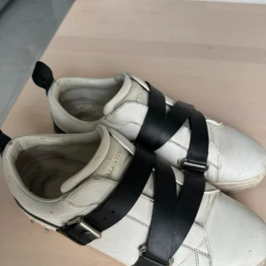 Valentino Garavani Rockstud sneakers - Läder sneakers från Valentino med fräcka detaljer i storlek 38!