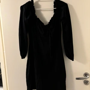 Klänning - Svart klänning från Nelly med snörning fram uppe  Storlek M/L