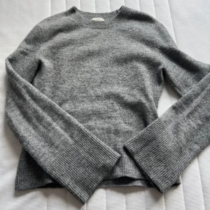 Stickad tröja - Fin stickad tröja med utsvängda ärmar. Den är som lite figursydd också! Storlek s💕