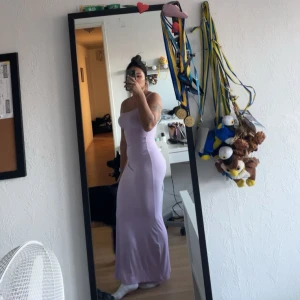 Skims - Säljer min skims klänning, har använd en gång, jättefin, vänligt bra material och stretchiga, jag är 160 cm 