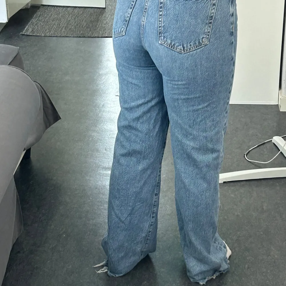 Jättefina jeans i modellen regular wide. Inga defekter, för referens är jag 161 cm🌸. Jeans & Byxor.