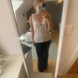 Blus från zara - Beige Knyt blus med volanger Från zara Oanvänd med prislapp på Strlk L MEN funkar på S/M För referens år jag mellan 160-165 cm Pris kan diskuteras 