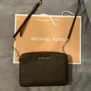 Michael kors  - Säljer nu min jätte fina Michael kors väska. Såklart äkta köpt från Michael kors. Använt i ett jätte fint skick Max 2-3 gånger sedan inte kommit till användning så de blir o sälja. Skriv för fler bilder 😊