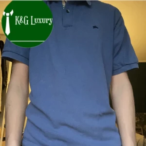 Blå Burberry piké  - Säljer min fina burberry piké i en efterfrågad colorway. Skicket är 8/10