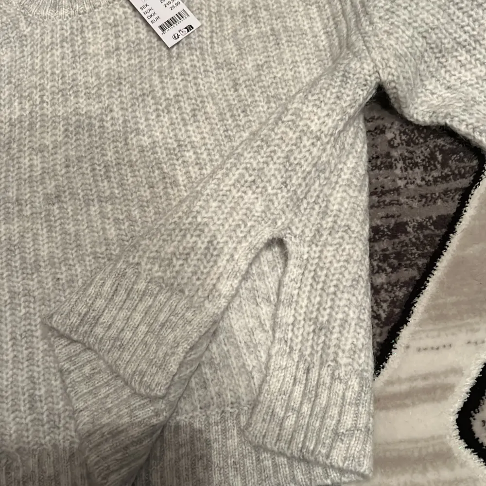 Stickad tröja från Gina tricot i färgen grå, storlek S. Aldrig använd . Stickat.