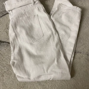 Vit byxa med band  - Använd ett par gånger 