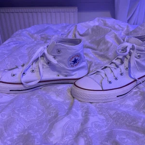  Converse   - Ett var jätte finna vita Converse  I stolek 7 som motsvarar 41  Bara testade 