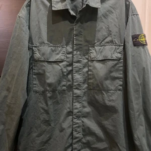 Stone Island overhsirt  - Säljer nu en snygg Stone island overshirt i mörkgrön.  Prislapp finns kvar och har bara provat den en gång. 