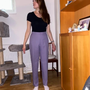 Lila Kostymbyxor - Modellen är 175 cm långoch brukar ha storlek 38/S. Köpta på second-hand för ca 4 år sedan, använda två gånger.