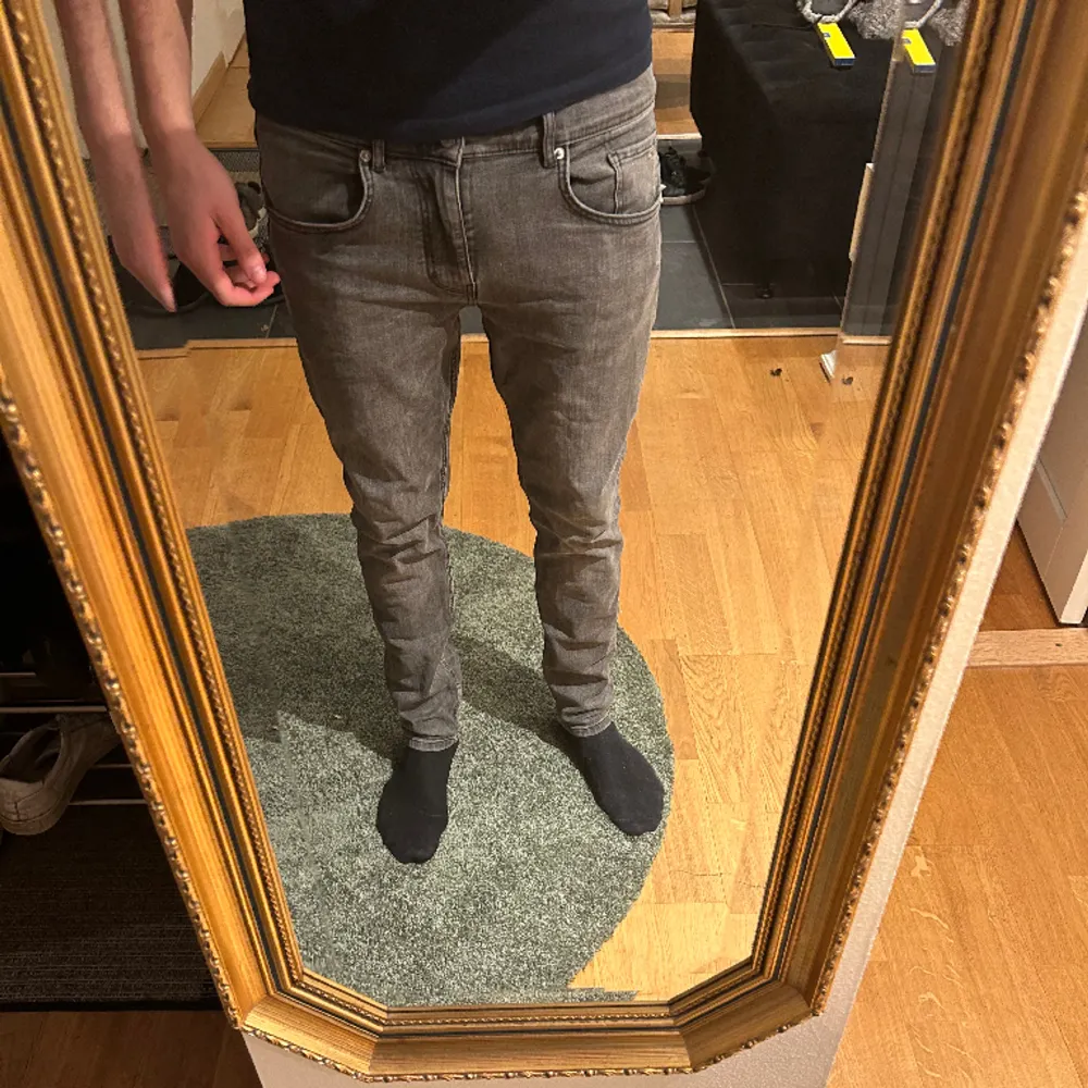 Ett par sjukt sköna och snygga jeans från J.Lindberg⌛️Storlek 33/32⌛️Nypris 1499kr⌛️Skick 9/10⌛️Använd fåtal gånger ⌛️Vid nån fråga eller fundering är det bara att skriva ✅🫶. Jeans & Byxor.