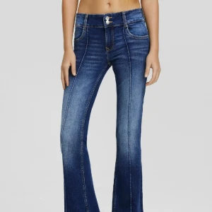 Låg midjade bootcut jeans - Intressekoll på mina supersnygga jeans från bershka då dom inte kommer till så stor andvänding💗 Helt slut på hemsidan kontakta för fler bilder❤️