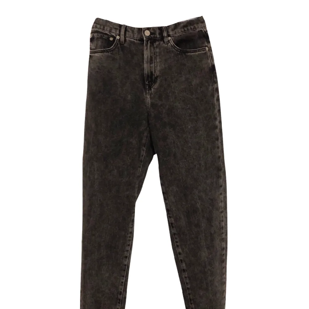 Svarta byxor helt oanvända de är baggy och högmidjade (the mon fit) Nypris 399. Jeans & Byxor.