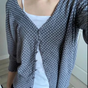 Kofta -  jättesöt och skön grå kofta med vita prickar💗  Det finns knappar som går ner hela vägen så man själv kan välja hur öppet man vill ha den + att den är stretchig i materialet⭐️ Passar mig som har S