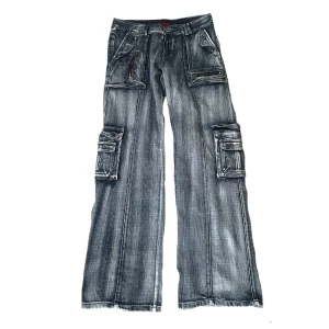 Flare jeans - Ett par asfeta flair jeans med mycket detaljer och galen wash. Passar typ storlek 32