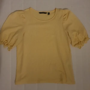 Top - Top med puffärm 