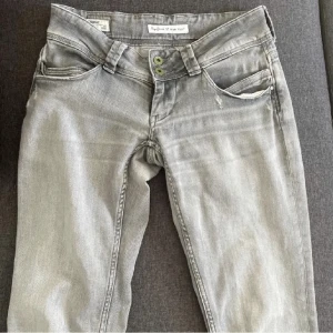 Pepe jeans - Säljer mina knappt använda jeans, de är low waist. Inga defekter eller skador. Tryck inte på köp nu utan att ha skrivit ifall ni kan köpa. 💘 nypris: 800 Måtten:  Innerbenslängd - 80 cm  Midjemått - 38 cm tvärs över 