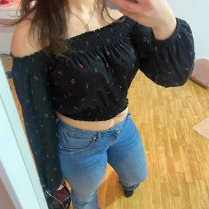 off shoulder topp - jättefin offshoulder topp med små rosor på