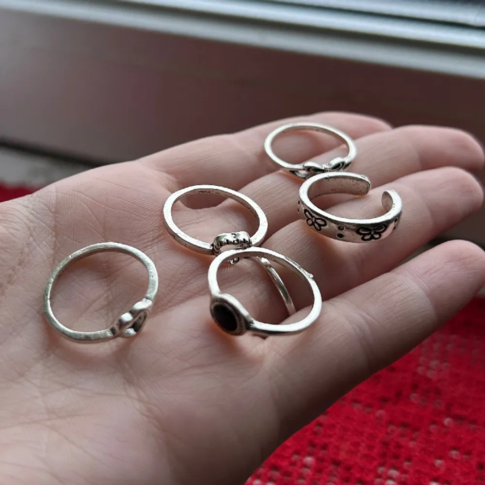 Köp dessa 4 ringar för 35 kronor! Inte äkta silver! Köp via köp nu eller privat (frakt 15 kronor!). Accessoarer.