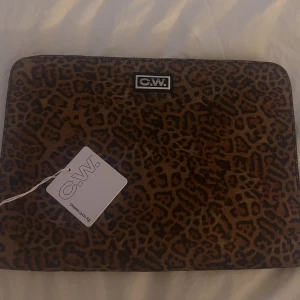 Carin Wester datorfodral  - Säljer detta snygga datorfodral i leopard mönster från Carin Wester. Det är helt nytt med lappar kvar då jag fick två likadana. Nypris 399. Säljer för 175.💗💖