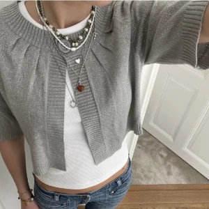 Kofta - Säljer en jätte fin trekvartsärmad topp från casual clothing. Inga tecken på användning. LÅNAD BILD🩷