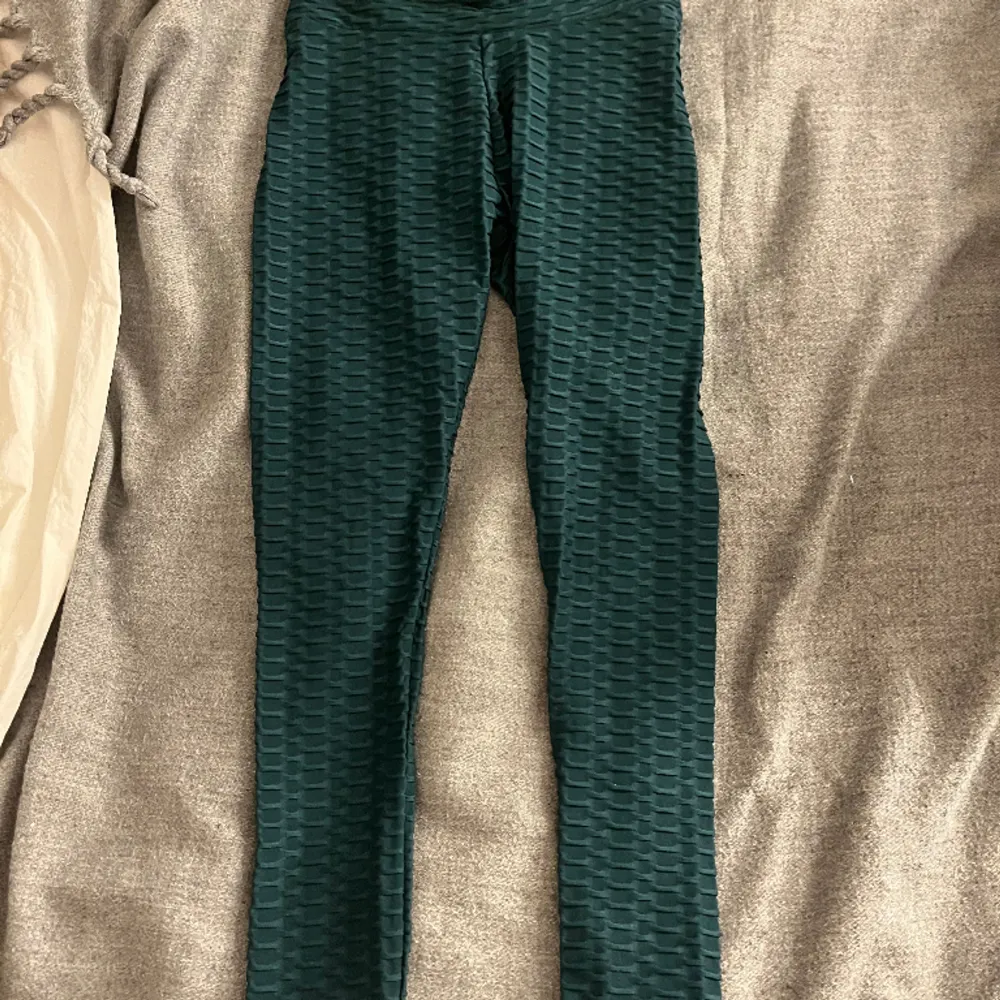 Säljer dessa gröna Thightsen med unikt mönster och ”scrunched” rumpa. Köpte i fel storlek så använd Max en gång💕Ställ gärna frågor . Jeans & Byxor.