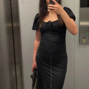 Klänning  - Jätte söt och fin klänning från gina tricot. Väldigt liten i storlek. Kan tänka mig att byta mot en s eller m om någon är intresserad. Tvättad några gånger och använd flertalet gånger men  i väldigt gott skick. Säljer pågrund för den är för liten.